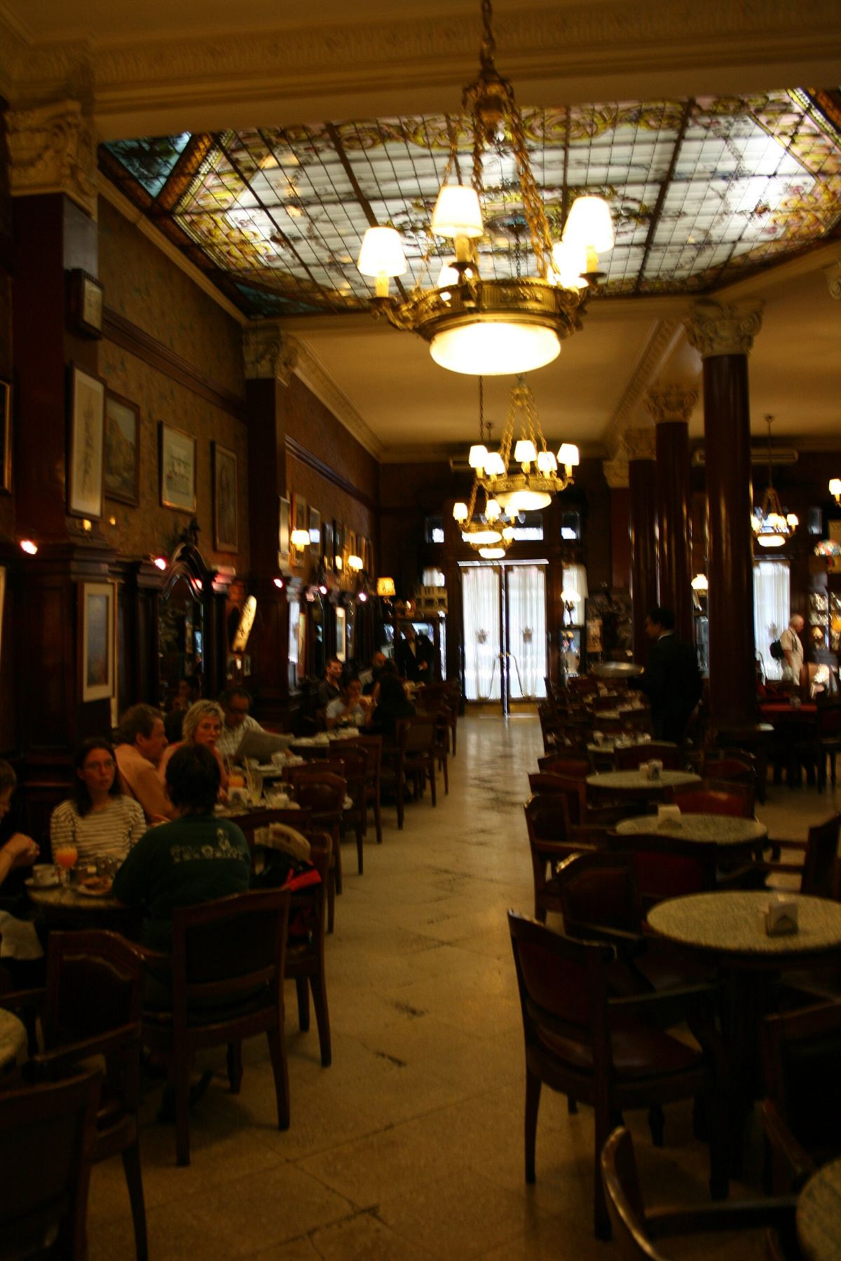 Salón del Café Tortoni en Buenos Aires, con arañas doradas y vitral en el techo